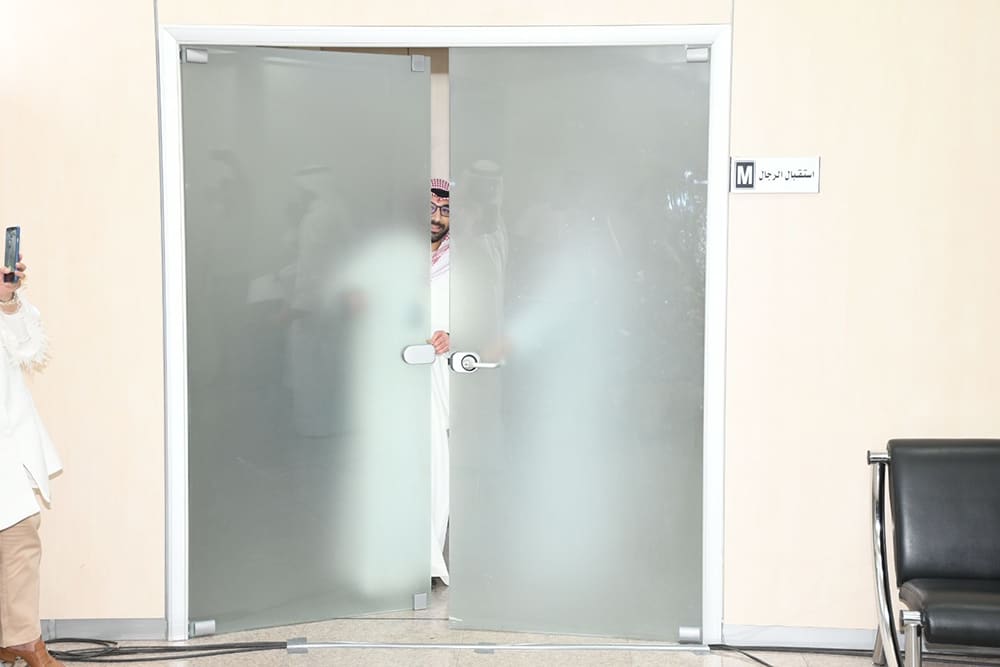 KUWAIT: An official shuts  the doors of the interior ministry's electoral affairs department as candidate registrations closed on May 14, 2023. – Photo by Yasser Al-Zayyat
