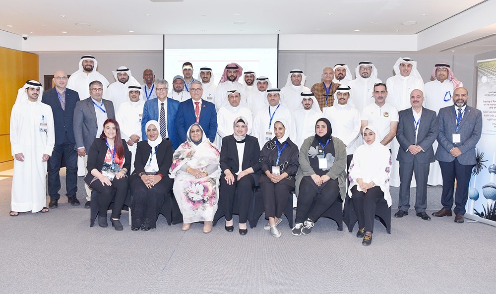 KUWAIT: Facilitators of field schools for palm pest management pose for a picture with FAO representatives during a workshop held for red palm weevil eradication. — KUNA