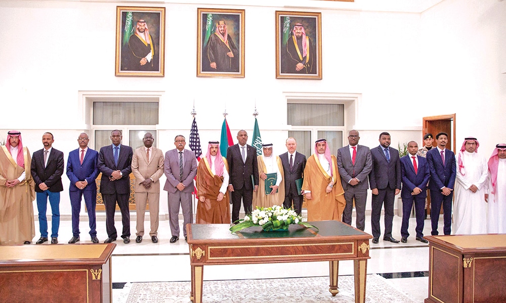 JEDDAH: Saudi Foreign Minister Faisal bin Farhan (center), flanked by representatives of the Sudanese army and the rival Paramilitary Rapid Support forces, posing for a photograph after the signing of a ceasefire agreement on May 21, 2023. — AFP