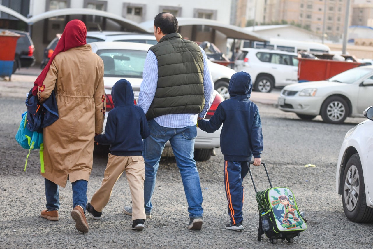 KUWAIT: Parents are seen taking their children to school in this file photo. -- KUNA