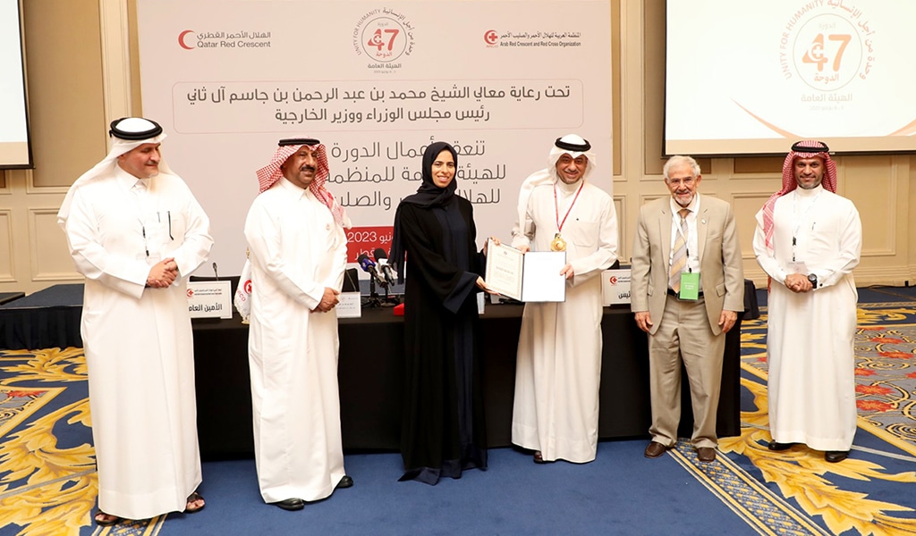 Director of the Department of Youth, Volunteers and Legal Affairs at Kuwaiti Red Crescent Society Dr Musaid Al-Enezi (center right) receives the Abu Bakr al-Siddiq medal. - KUNA photos
