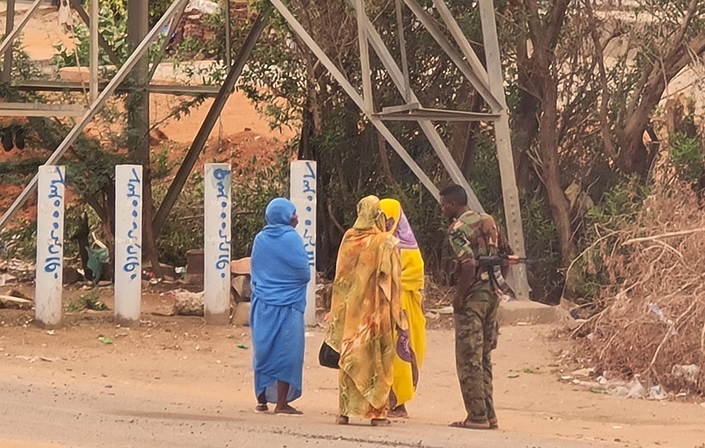 KHARTOUM: An army soldier talks to women on a street in Khartoum on June 6, 2023, as fighting continues in war-torn Sudan. Battles raged in Sudan's war-torn capital of Khartoum. – AFP