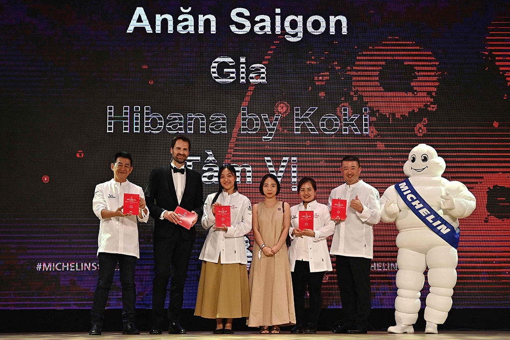 (From left to right) Peter Cuong Franklin of Anan Saigon restaurant, Michelin Guide International Director Gwendal Poullennec, Nguyen Bao Anh and Doan Mai Anh of the Tam Vi restaurant, Chef  and co-founder Gia restaurant Sam Tran and Chef Yamaguchi of Hibana by Koki restaurant, pose for photographs at the Michelin Guide ceremony in Hanoi.--AFP photos