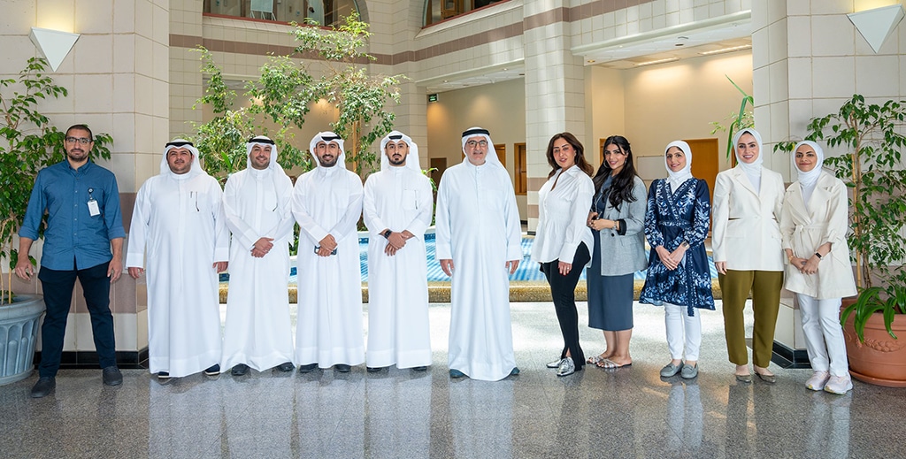 KUWAIT: Veteran journalist Talal Al-Kandari poses for a group photos with the attendees after the ‘news writing’ program. – KUNA