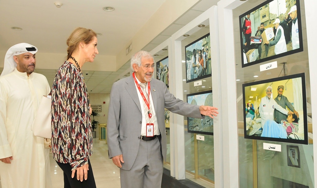 Kuwait Red Crescent Society Chairman Dr Hilal Al-Sayer meets UN World Food Program Deputy Director for Gulf States Katrina Gallouzi. – KUNA photos