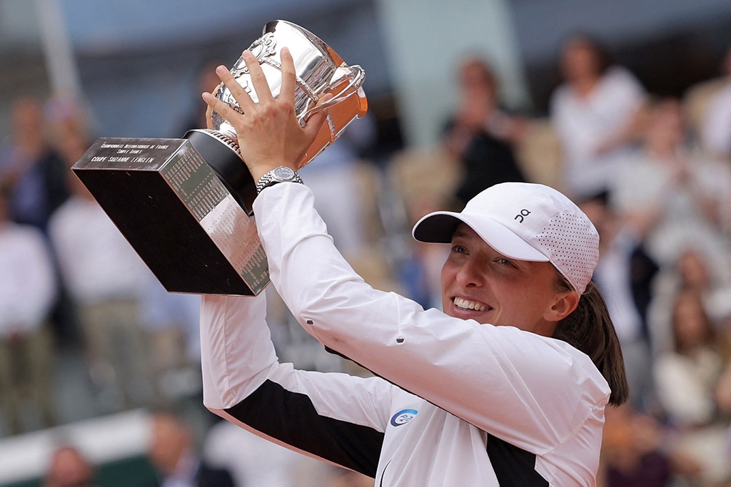 PARIS: Poland’s Iga Swiatek raises the trophy Suzanne Lenglen following her victory over Czech Republic’s Karolina Muchova during their women’s singles final match on June 10, 2023. – AFP