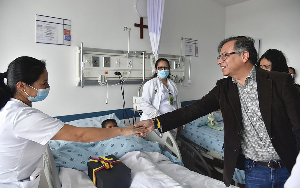 BOGOTA: Colombian President Gustavo Petro (R) greeting a nurse while visiting the four Indigenous children who were found alive after being lost for 40 days in the Colombian Amazon rainforest following a plane crash, at the Military Hospital in Bogota. – AFP