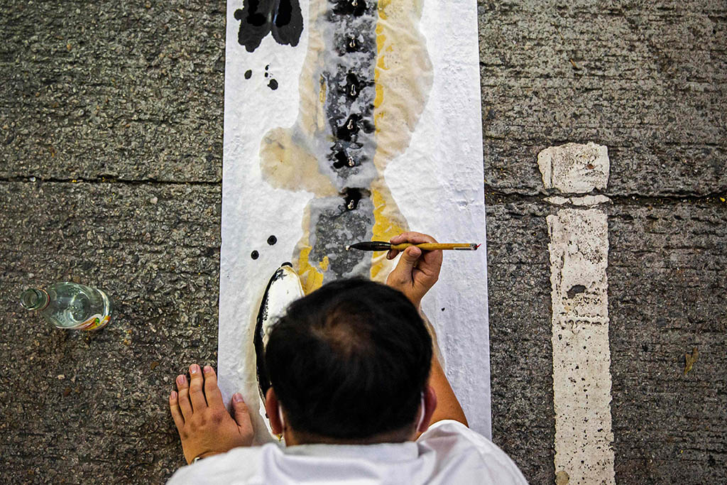 An artist takes part in a performance art in the Causeway Bay district of Hong Kong to mourn the victims of China's deadly Tiananmen Square crackdown after authorities banned an annual vigil and vowed to stamp out any protests come the anniversary on June 4. –AFP photos
