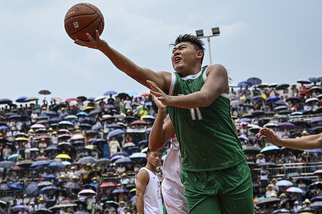 This photo shows players competing in a semi-final game of the grassroots basketball competition CunBA in Taipan village, Taijiang county, in southwestern China's Guizhou province.