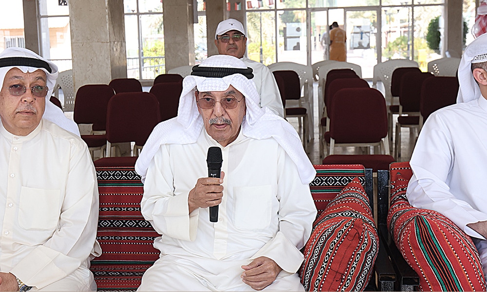 Head of the Sea Sports Club Major General Fahad Al-Fahad announces the kickoff of the diving trip.
