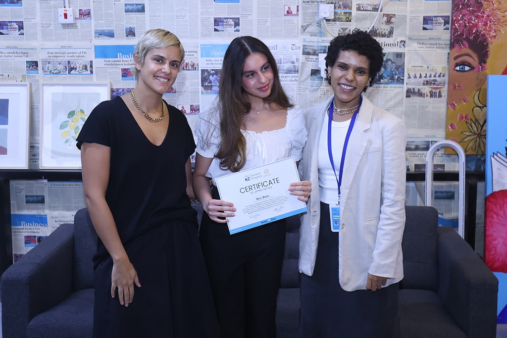 Jana Alnaqeeb and Dhoha Al-Issa award Dana Beidas (center).