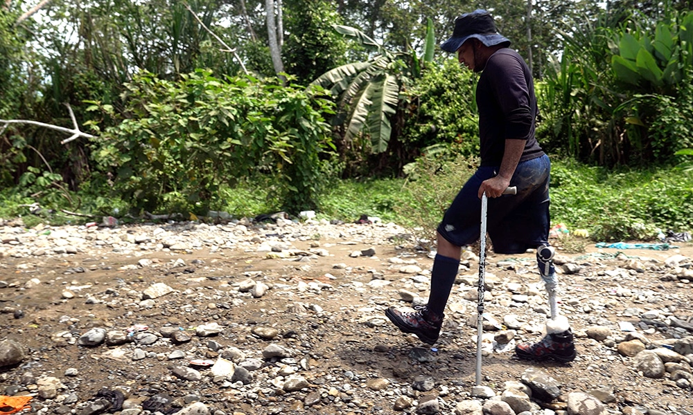 Venezuelan migrant Marcel Maldonado (30) walks after crossing the Tuquesa River, near the village of Bajo Chiquito on September 21, 2023.