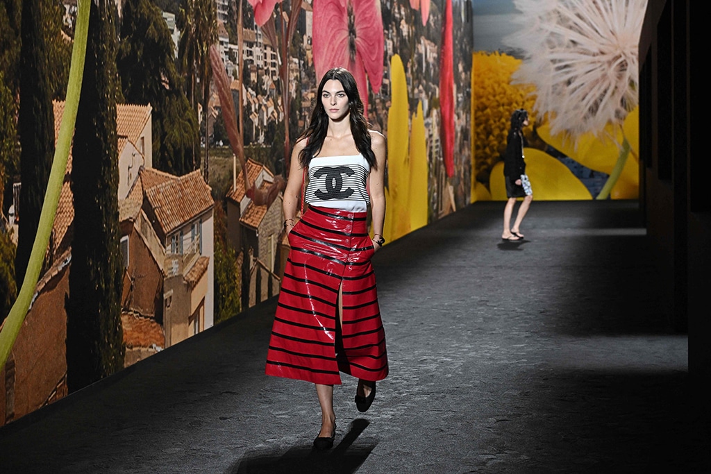 Chanel shows mismatched hems and flip-flops at Paris Fashion Week | kuwaittimes