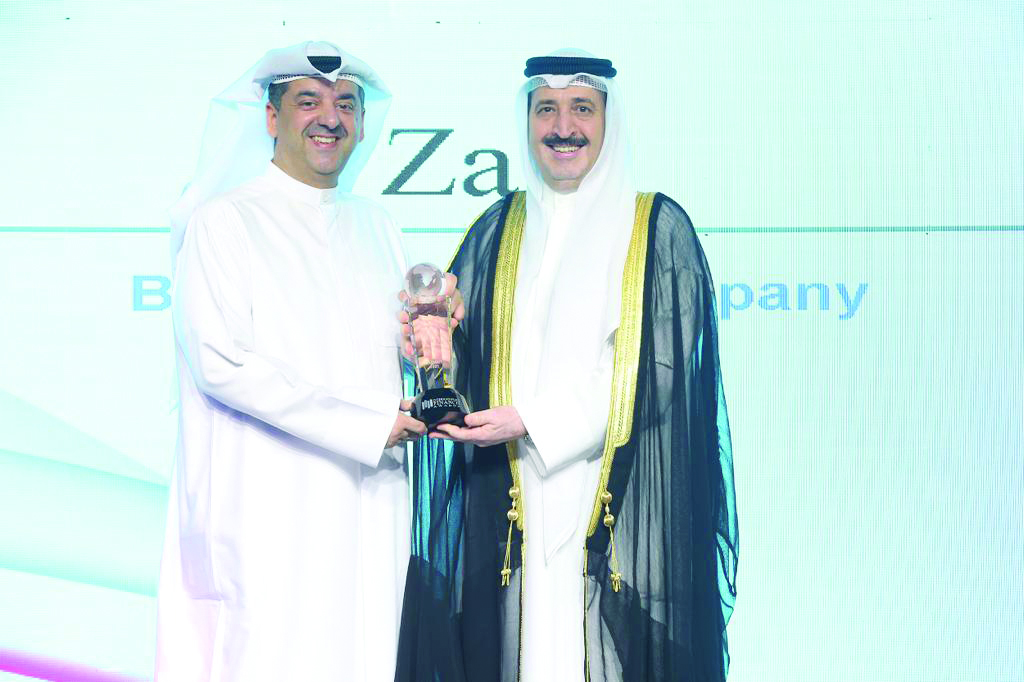 Event patron Kuwait's Consul General in Dubai and UAE's Northern EWmirates Theyab Al-Rashidi presents Zain's awards to Waleed Al-Khashti.