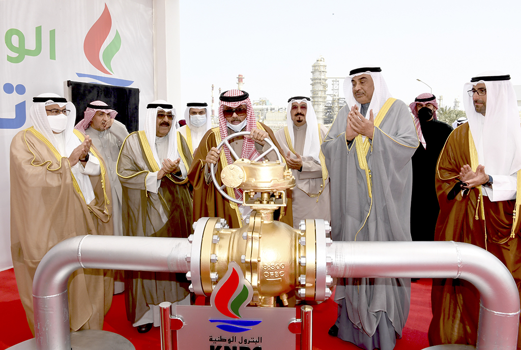 KUWAIT: HH the Amir Sheikh Nawaf Al-Ahmad Al-Jaber Al-Sabah inaugurates KNPC's full operation of the clean fuel project, flanked by HH the Crown Prince Sheikh Mishal Al-Ahmad Al-Jaber Al-Sabah, HH the Prime Minister Sheikh Sabah Al-Khaled Al-Hamad Al-Sabah and Oil Minister Mohammad Al-Fares during a ceremony at the Mina Abdullah refinery on March 22, 2022. - KUNA