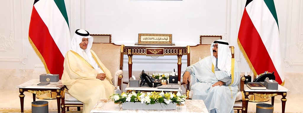 KUWAIT: HH the Crown Prince Sheikh Mishal Al-Ahmad Al-Jaber Al-Sabah receives Saudi Energy Minister Prince Abdulaziz bin Salman Al-Saud at Bayan Palace yesterday. -  KUNA